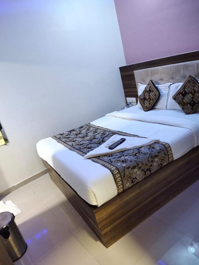 Hotel Golden Galaxy Мумбай Екстериор снимка