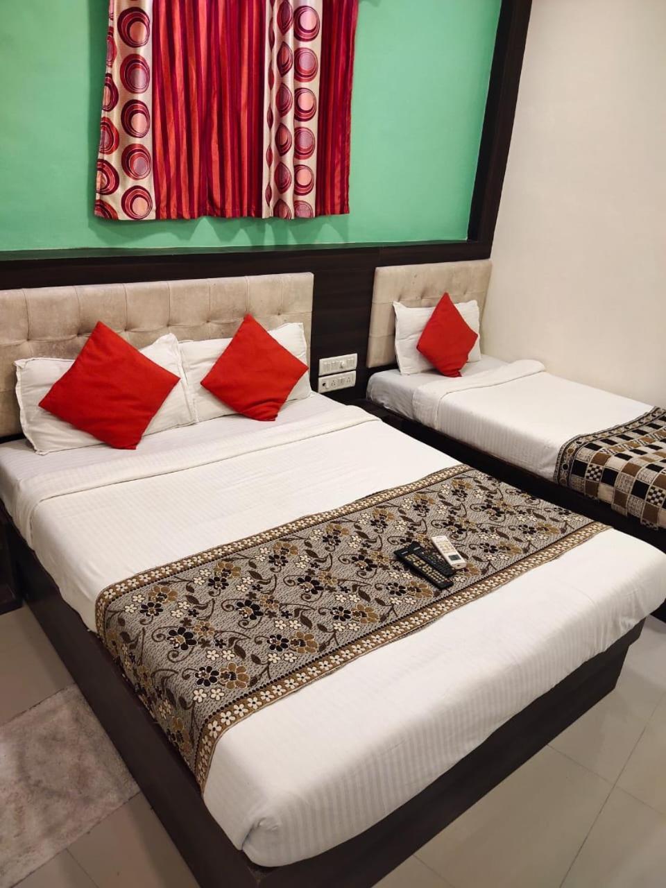 Hotel Golden Galaxy Мумбай Екстериор снимка