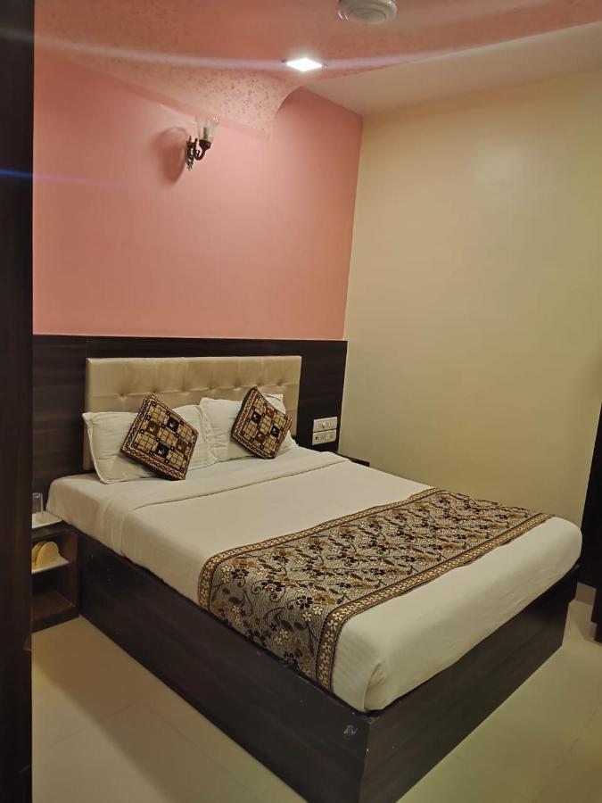 Hotel Golden Galaxy Мумбай Екстериор снимка